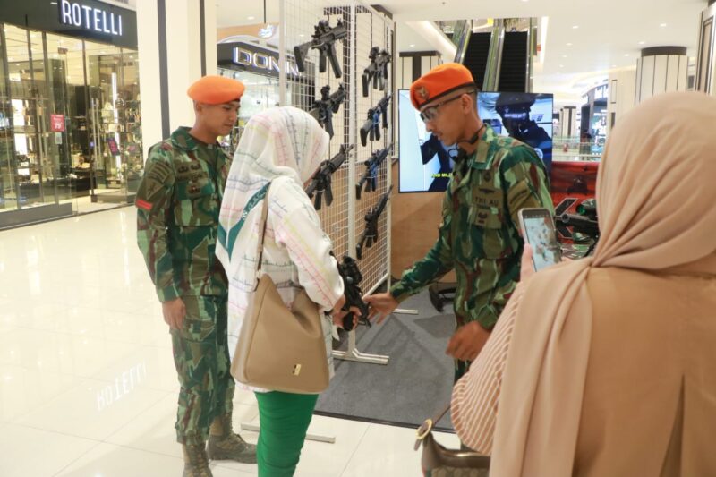 Lanud Sultan Hasanuddin menggelar pameran Alat Utama Sistem Senjata (Alutsista) TNI AU, di Trans Studio Mall Makassar, Sabtu (10/8/2024)