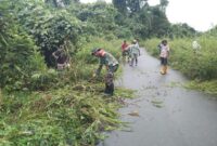 Sertu Yulius Nampe, Babinsa Koramil 1710-07/Mapurujaya bersama warga binaan di Kp. Tipuka, Distrik Mimika Timur, Kab. Mimika