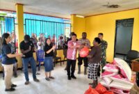 Danramil 1710-07/Mapurujaya, Kapten Inf Heli Sukmajaya bersama Pemda Mimika menyerahkan bantuan kepada korban banjir