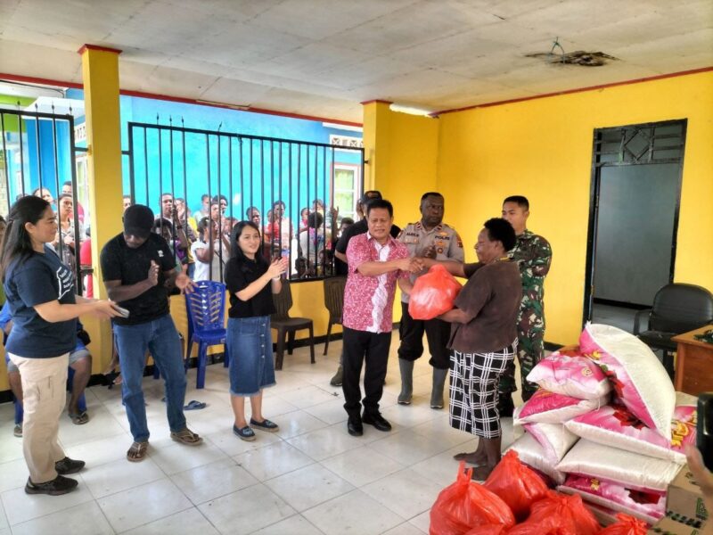Danramil 1710-07/Mapurujaya, Kapten Inf Heli Sukmajaya bersama Pemda Mimika menyerahkan bantuan kepada korban banjir