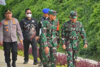 Panglima TNI Jenderal TNI Agus Subiyanto mendampingi Presiden RI Joko Widodo beserta rombongan meninjau Embung MBH dan Sumbu Kebangsaan