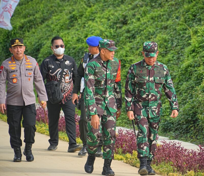 Panglima TNI Jenderal TNI Agus Subiyanto mendampingi Presiden RI Joko Widodo beserta rombongan meninjau Embung MBH dan Sumbu Kebangsaan