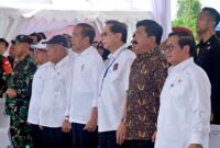 Panglima TNI Jenderal TNI Agus Subiyanto mendampingi Presiden RI Joko Widodo pada acara Peletakan Batu Pertama