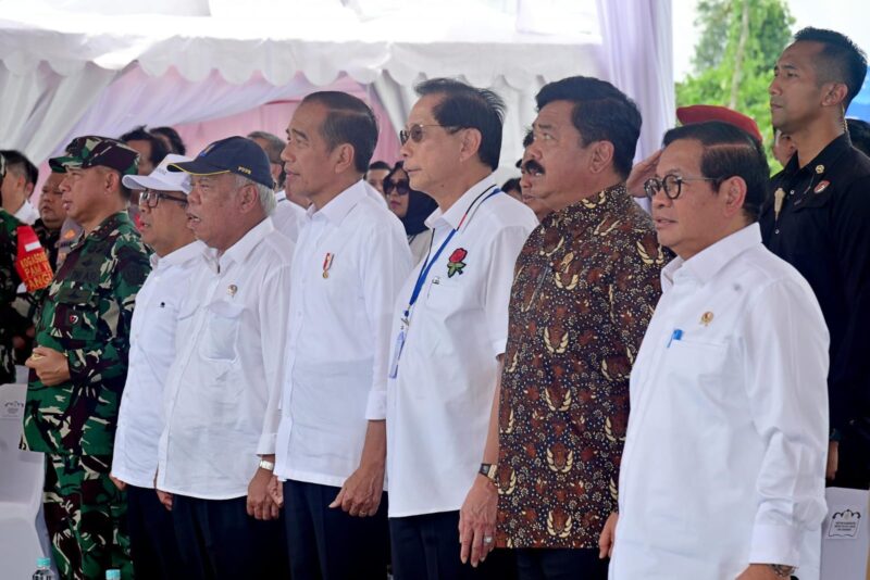 Panglima TNI Jenderal TNI Agus Subiyanto mendampingi Presiden RI Joko Widodo pada acara Peletakan Batu Pertama