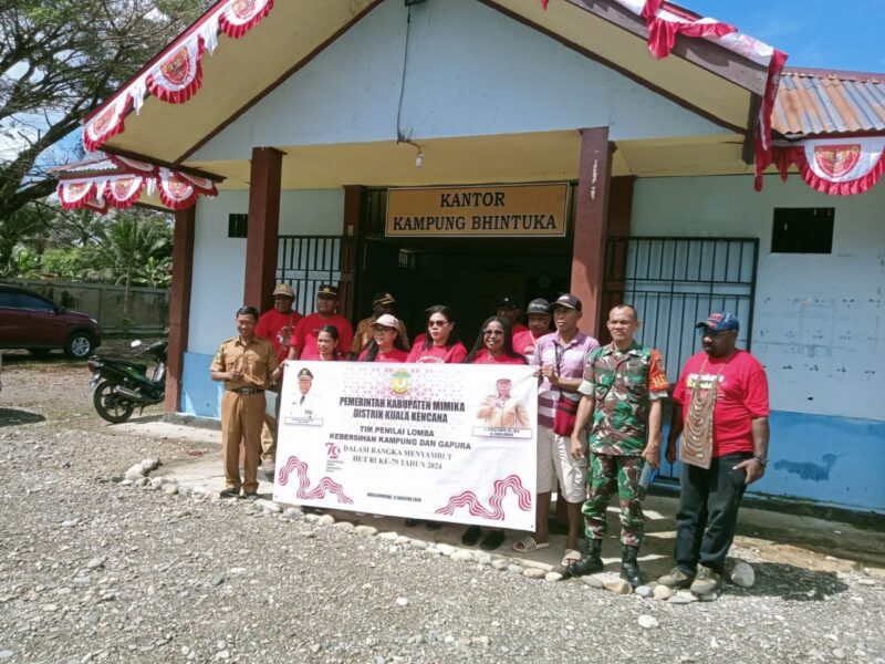 Babinsa Koramil 1710-03/Kuala Kencana, Serka Joventino Siregar selama bulan Agustus ini terus mengajak masyarakat untuk meningkatkan kebersihan dan mempercantik gapura