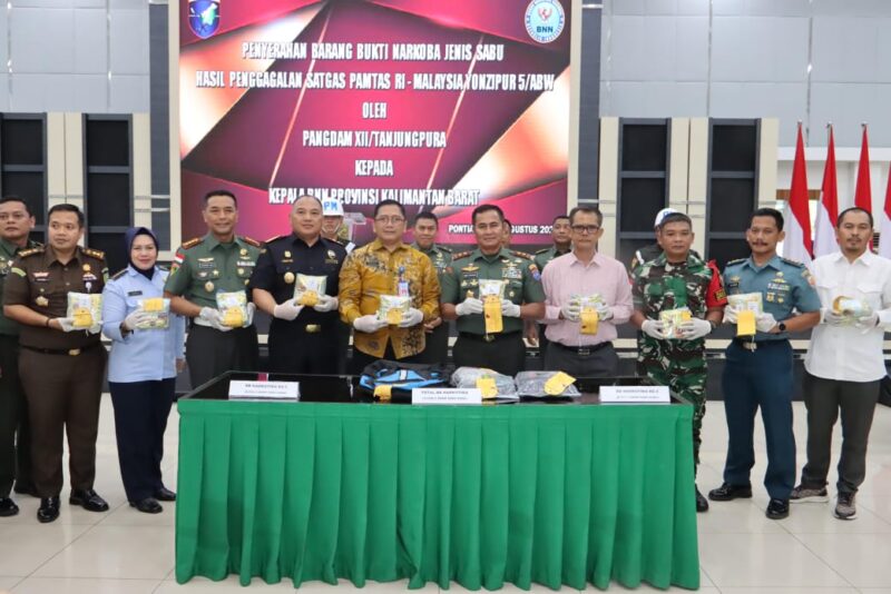 Pangdam XII/Tanjungpura Mayjen TNI Iwan Setiawan, S.E., M.M., menyerahkan barang bukti hasil penggagalan penyelundupan Narkotika jenis sabu