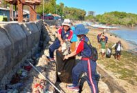 Stasiun Bakamla Kupang bersama Relawan Penjaga Laut Nusantara (Rapala) Kupang melaksanakan kegiatan Clean Up atau pembersihan di Pesisir Pantai