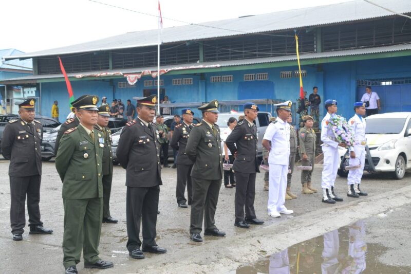 Kodim 1710/Mimika bersama satuan TNI/Polri dan Pemda Mimika menggelar Upacara Ziarah Tabur Bunga