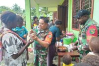 Koramil 1710-07/Mapurujaya bersama kader Posyandu melaksanakan kegiatan Pemberian Makanan Tambahan (PMT) kepada balita
