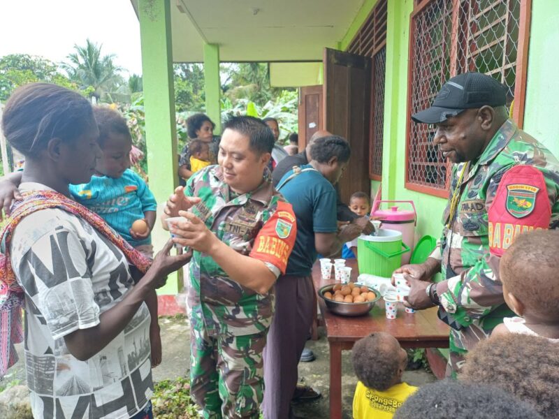 Koramil 1710-07/Mapurujaya bersama kader Posyandu melaksanakan kegiatan Pemberian Makanan Tambahan (PMT) kepada balita