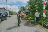 Babinsa Koramil 1710-02/Timika, Sertu Rusdin Wali bersama masyarakat melaksanakan pembersihan kampung dalam kerja bakti bersama