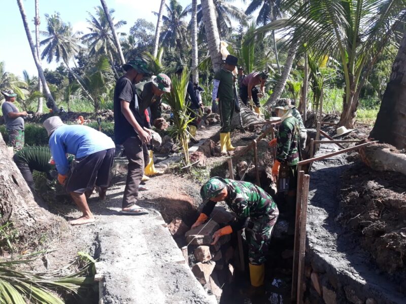 Program TNI Manunggal Membangun Desa (TMMD) ke-121 yang dilaksanakan oleh Kodim 1615/Lotim di dua lokasi