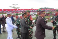 Komandan Kodim 1710/Mimika, Letkol Inf Dedy Cahyadi melaksanakan upacara peringatan HUT ke-79 Republik Indonesia