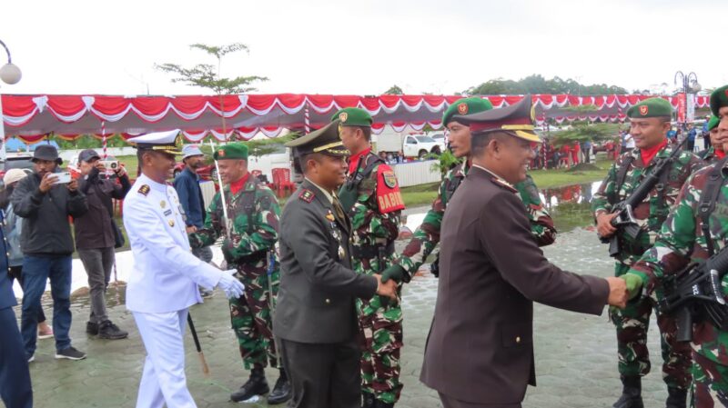 Komandan Kodim 1710/Mimika, Letkol Inf Dedy Cahyadi melaksanakan upacara peringatan HUT ke-79 Republik Indonesia