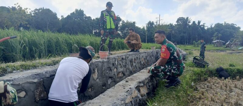 Satuan Tugas TNI Manunggal Membangun Desa (Dansatgas TMMD) Ke-121 Kodim 1615/Lotim Letnan Kolonel Inf Bayu Sigit Dwi Untoro memberikan apresiasi