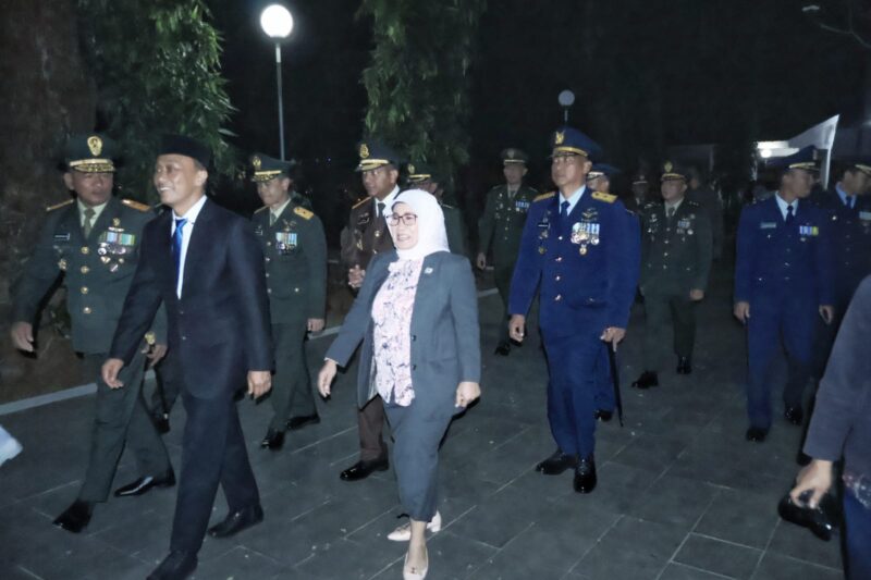 Komandan Lanud (Danlanud) Sultan Hasanuddin, Marsma TNI Bonang Bayuaji G., S.E.,M.M., CHRMP, menghadiri upacara Apel Kehormatan dan Renungan Suci