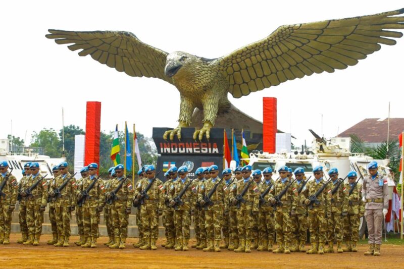 Kontingen Satgas Kizi TNI Konga XXXVII-J Minusca Car melaksanakan upacara bendera di lapangan Garuda Indonesian Engineering Company, Bangui