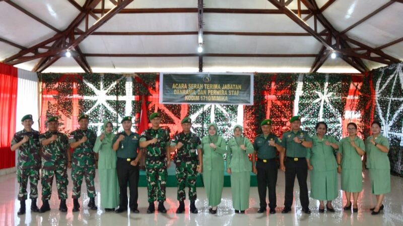 Komandan Kodim 1710/Mimika Letkol Inf Dedy Dwi Cahyadi pimpin acara serah terima jabatan Danramil dan Perwira Staf