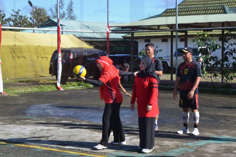 Turnamen bola voli bagi Prajurit dan Persit hari pertama di mulai, bertempat di Lapangan Bola Voly Makodim 1710/Mimika Jl. Agimuga Mile 32