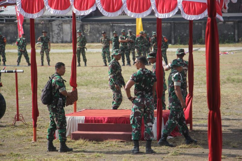 Komandan Kodim 1615/Lombok Timur, Letkol Inf Bayu Sigit Dwi Untoro, melaksanakan pengecekan kesiapan upacara penutupan