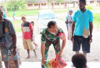 Sertu Tangkas turut membantu salurkan bantuan kepada masyarakat korban banjir bersama Dinas Ketahanan Pangan Kabupaten Mimika