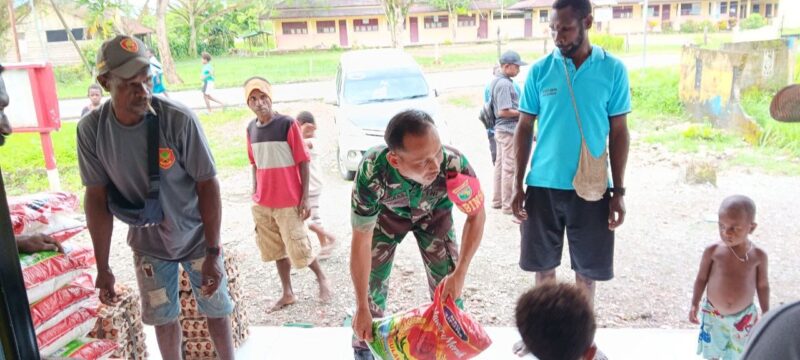 Sertu Tangkas turut membantu salurkan bantuan kepada masyarakat korban banjir bersama Dinas Ketahanan Pangan Kabupaten Mimika