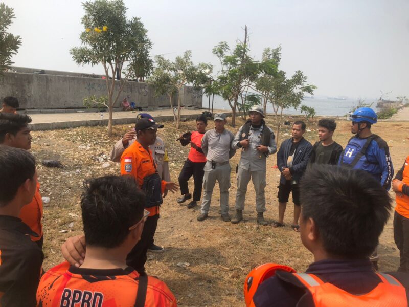 Tim Patroli Laut Bakamla RI yang menggunakan kapal jenis Rigid Hulled Inflatable Boats (RHIB) 8707 bersama Tim SAR Gabungan