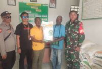 Babinsa Koramil 1710-07/Mapurujaya monitoring sekaligus pendampingan pelaksanaan penyaluran program bantuan pangan nasional