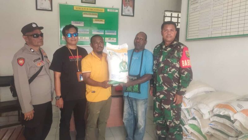 Babinsa Koramil 1710-07/Mapurujaya monitoring sekaligus pendampingan pelaksanaan penyaluran program bantuan pangan nasional