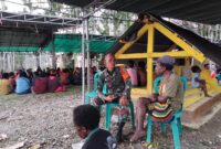 Babinsa Koramil 1710-03/Kuala Kencana Serka Jupentino segera datang melayat ke rumah duka Almarhum Willes Wenda (52) yang yang meninggal karena sakit