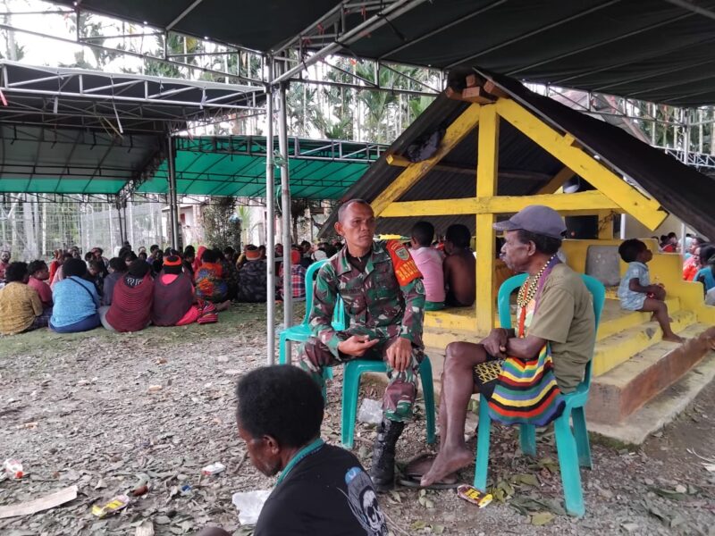 Babinsa Koramil 1710-03/Kuala Kencana Serka Jupentino segera datang melayat ke rumah duka Almarhum Willes Wenda (52) yang yang meninggal karena sakit
