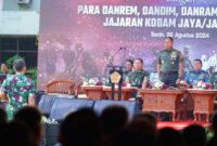 Panglima TNI Jenderal TNI Agus Subiyanto didampingi Wakasad Letjen TNI Tandyo Budi Revita dan Pangdam Jaya Mayjen TNI Rafael Granada Baay melaksanakan acara tatap muka