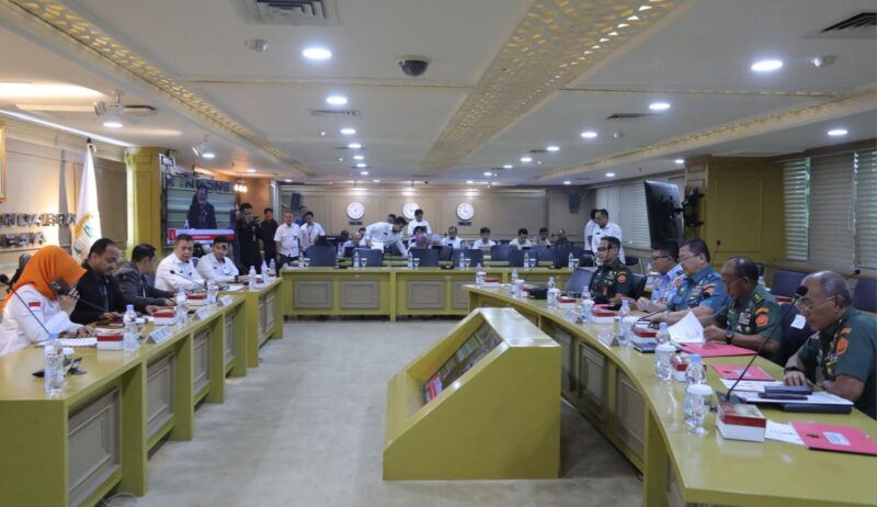 Asrenum Panglima TNI Laksda TNI Edwin dan Asops Panglima TNI Mayjen TNI Gabriel Lema mewakili Panglima TNI Jenderal TNI Agus Subiyanto menghadiri Rapat Kerja Bersama Komite I Dewan Perwakilan Daerah