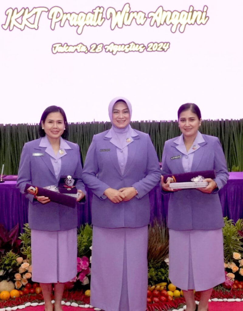 Ketua Umum Ikatan Kesejahteraan Keluarga TNI (IKKT) Pragati Wira Anggini (PWA) Ny. Evi Agus Subiyanto memimpin Serah Terima Jabatan