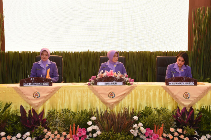 Ketua Umum Dharma Pertiwi Ny. Evi Agus Subiyanto memimpin acara serah terima jabatan (Sertijab) Ketua Harian Dharma Pertiwi