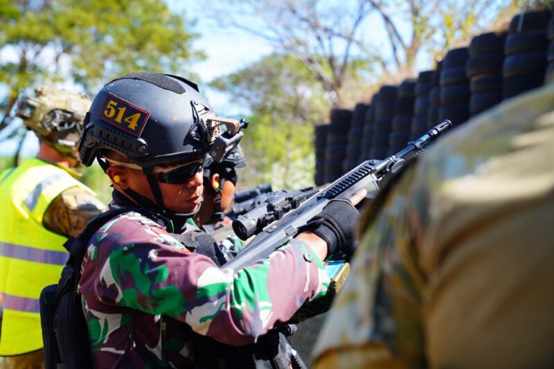 Para Peserta Latihan Gabungan Bersama (Latgabma) Super Garuda Shield 2024 berlatih meningkatkan kemampuan menembak