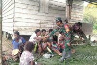 Danramil 1710-06/Agimuga, Kapten Inf Adolf Rumayom turut melaksanakan ibadah kedukaan dalam acara duka meninggalnya Almarhum Bapak Yakob Mutatia