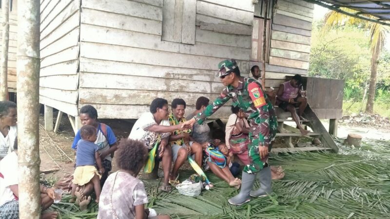 Danramil 1710-06/Agimuga, Kapten Inf Adolf Rumayom turut melaksanakan ibadah kedukaan dalam acara duka meninggalnya Almarhum Bapak Yakob Mutatia