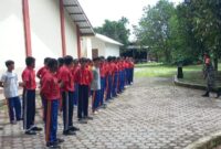 Babinsa Koramil 03/Kuala Kencana Kodim 1710/Mimika, Serma Safi’i dan Serka Juventino Siregar melaksanakan Komsos dan memberikan pelatihan