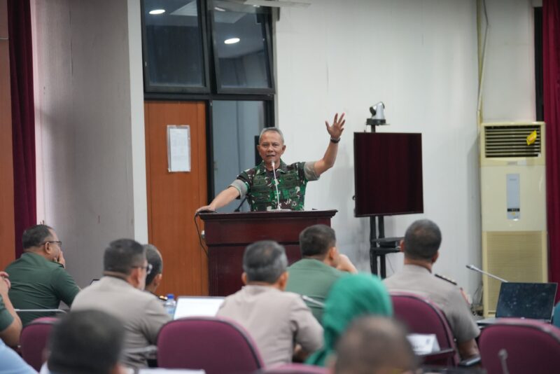 Kasum TNI Letjen TNI Richard Tampubolon mewakili Panglima TNI Jenderal TNI Agus Subiyanto memberikan ceramah