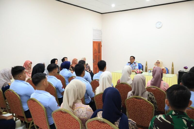 Danlanud Sultan Hasanuddin menyampaikan pentingnya membangun fondasi yang kuat dalam keluarga melalui komunikasi yang baik