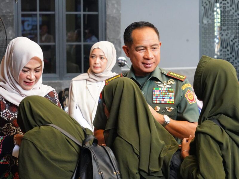 Panglima TNI Jenderal TNI Agus Subiyanto didampingi Ketua Umum Dharma Pertiwi Ny. Evi Agus Subiyanto memberikan santunan anak yatim dan dhuafa