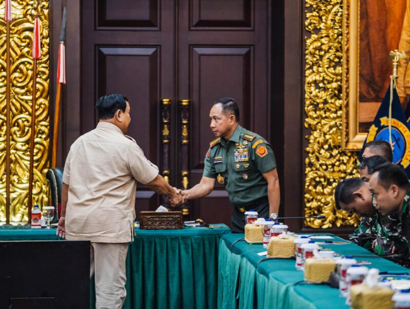 Panglima TNI Jenderal TNI Agus Subiyanto mendampingi Menteri Pertahanan RI Prabowo Subianto memberikan pembekalan