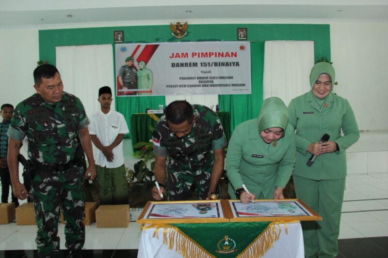 Komandan Korem 151/Binaiya, Brigjen TNI Antoninho Rangel Da Silva, S.IP., M.Han bersama Ketua Persit KCK Koorcap Rem 151 PD XV/Pattimura, Ny. Maya Antoninho