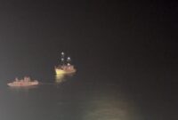 Bakamla Republik Indonesia, melalui unsur KN Tanjung Datu-301, berhasil menyerahkan delapan nelayan Indonesia yang telah dibebaskan