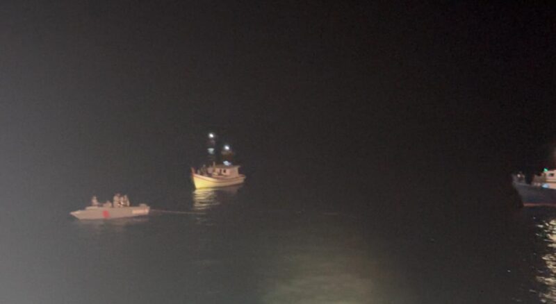 Bakamla Republik Indonesia, melalui unsur KN Tanjung Datu-301, berhasil menyerahkan delapan nelayan Indonesia yang telah dibebaskan