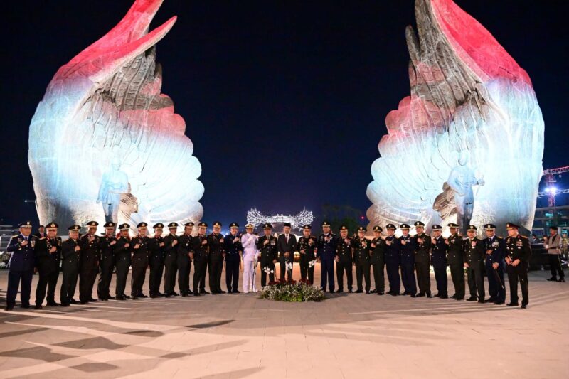 Panglima TNI Jenderal TNI Agus Subiyanto mendampingi Presiden RI Joko Widodo memimpin kegiatan Apel Kehormatan dan Renungan Suci