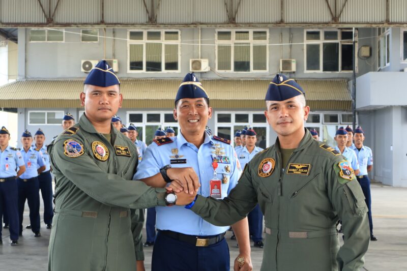 Dua penerbang TNI Angkatan Udara dari Skadron Udara 11 Lanud Sultan Hasanuddin telah selesai mengikuti pendidikan transisi pesawat tempur Sukhoi SU-30 MK2