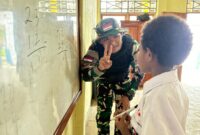 Satgas Pamtas RI-PNG Yonif 122/TS Pos Sawiyatami juga turut mengabdi di bidang pendidikan dengan membantu mengajar siswa-siswi SD Inpres Sawiyatami