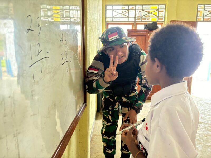 Satgas Pamtas RI-PNG Yonif 122/TS Pos Sawiyatami juga turut mengabdi di bidang pendidikan dengan membantu mengajar siswa-siswi SD Inpres Sawiyatami